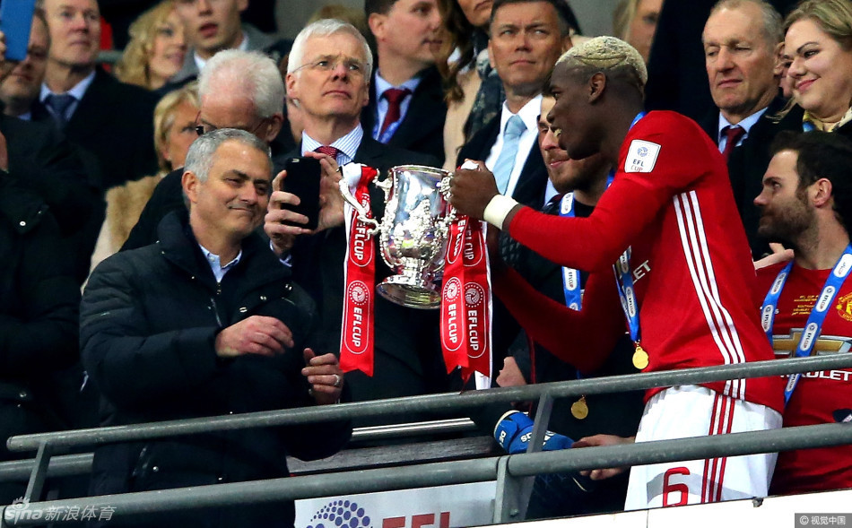 开云体育官方网站-曼联带队取胜！，库里重要时刻刷新纪录赢得满堂喝彩-开云体育官方网站